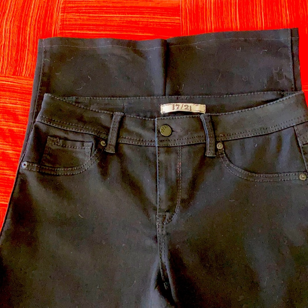 17/21 Exclusive Denim Black Jeans Sz 4 NWOT